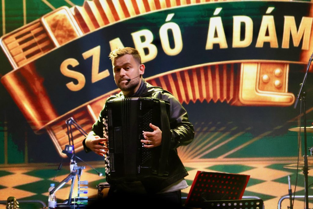 Szerencsekoncert, Szabó Ádám, Makó, Széchenyi tér, 2025. szeptember 25., fotó: Jeszenszky Zoltán