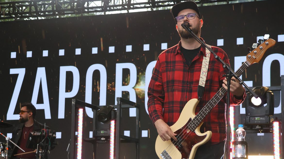 Zaporozecs_Makó_fotó_Jeszenszky_Zoltán04 Zaporozsec zenekar, Makó, Hagymafesztivál, 2025. szeptember 14., Széchenyi tér, fotó: Jeszenszky Zoltán