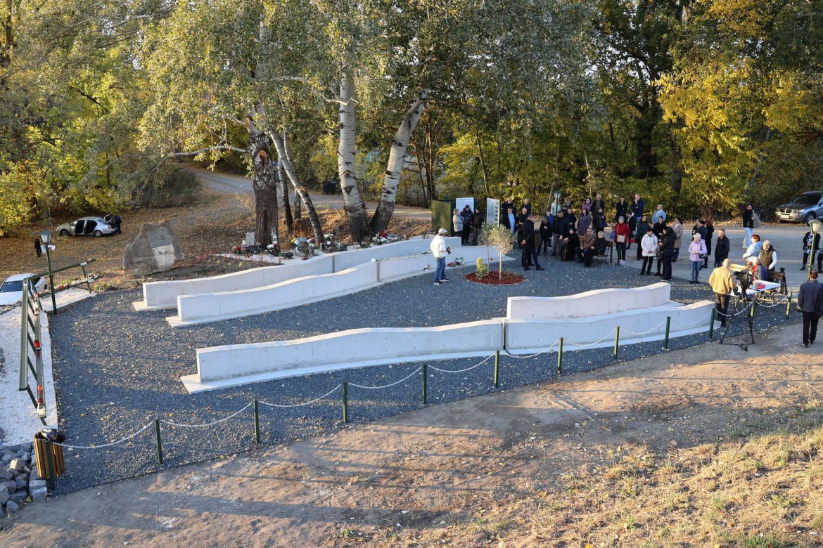 Az új Maros-parti emlékhely átadó ünnepsége 2025. október 29-én. Fotó: Halmágyi Gábor