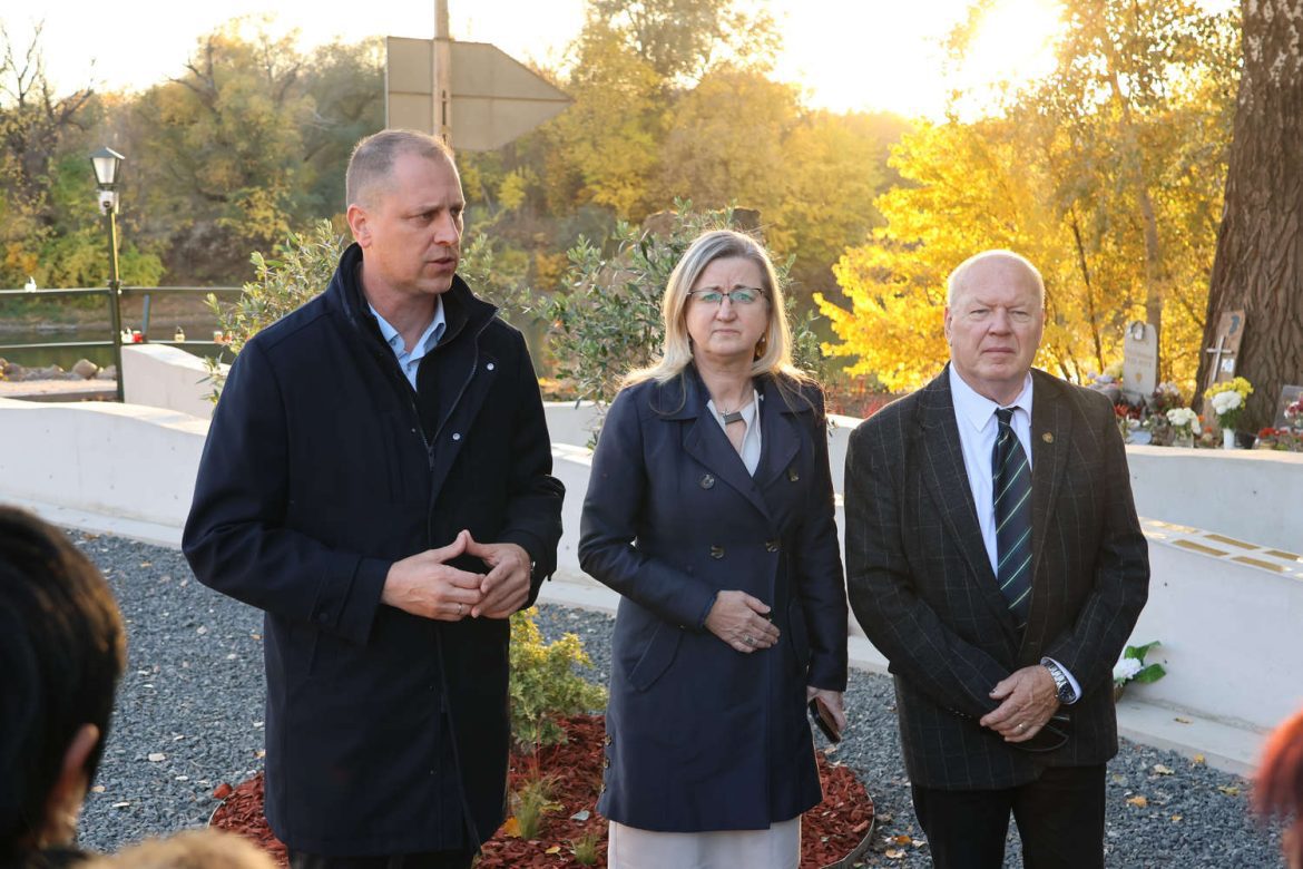 Az új Maros-parti emlékhely átadó ünnepségén Czirbus Gábor, Farkas Éva Erzsébet, Tiszlavicz László 2025. október 29-én. Fotó: Halmágyi Gábor