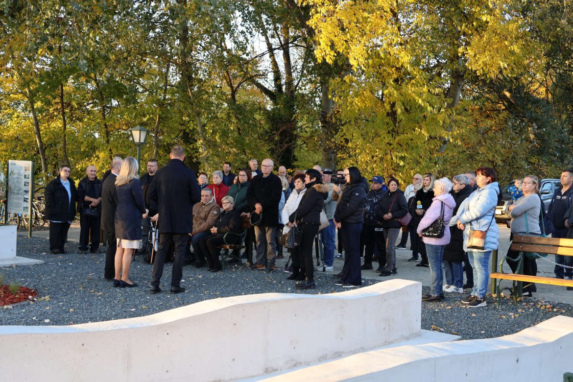 Az új Maros-parti emlékhely átadó ünnepsége 2025. október 29-én. Fotó: Halmágyi Gábor