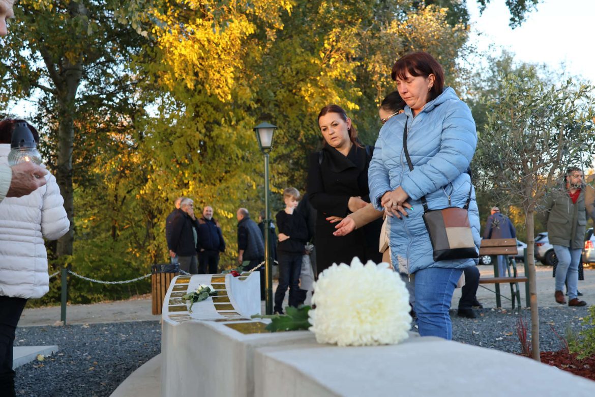 Az új Maros-parti emlékhely átadó ünnepsége 2025. október 29-én. Fotó: Halmágyi Gábor