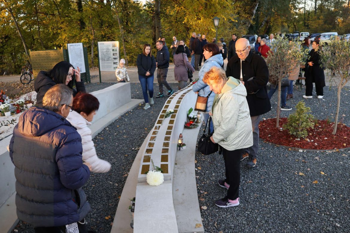 Az új Maros-parti emlékhely átadó ünnepsége 2025. október 29-én. Fotó: Halmágyi Gábor