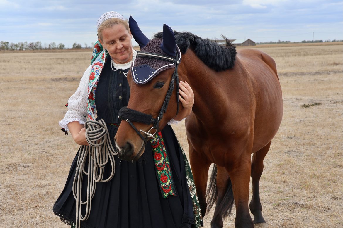 Bartos Zsuzsanna népdalénekes és Sumák, a lovas polgárőrség első lova, fotó: Jeszenszky Zoltán