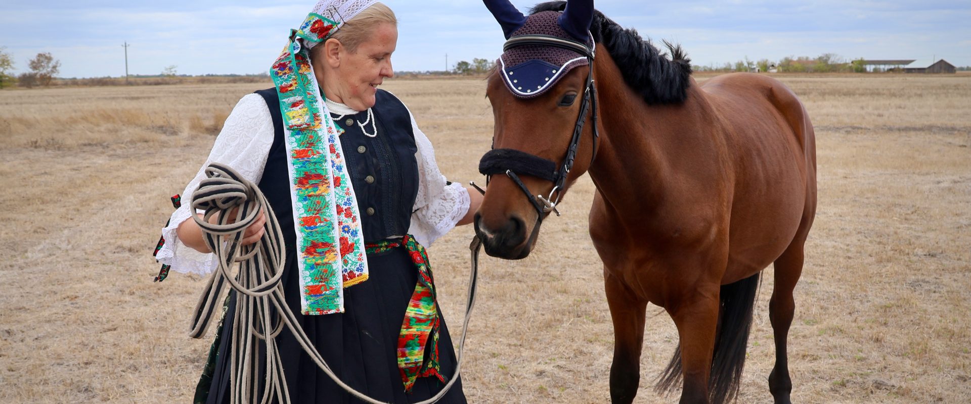 Bartos Zsuzsanna népdalénekes és Sumák, a lovas polgárőrség első lova, fotó: Jeszenszky Zoltán
