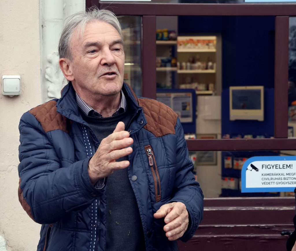 A két világháború, valamint az 1956-os forradalom és szabadságharc hősi halottjaira és civil áldozataira emlékezett a hadirokkantak, hadiözvegyek és hadiárvák makói csoportja. 