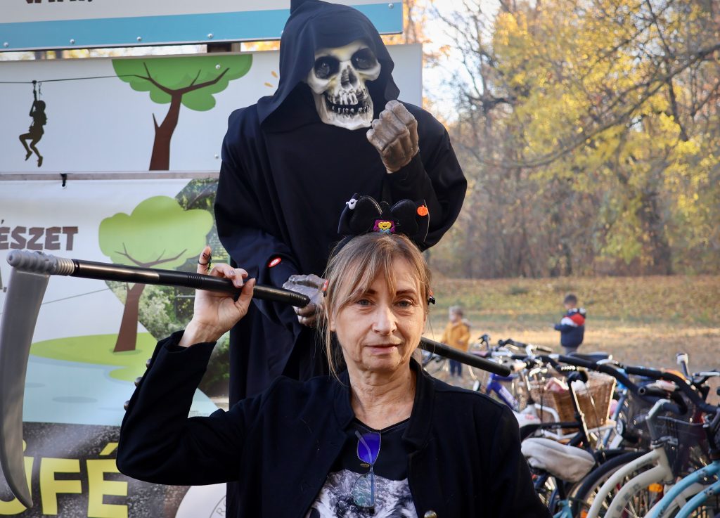 Beköszöntött Makón halloween éjszakája. A Maros-parti Lombkoronasétánynál várták közös vidám borzongásra a családokat. Fotó: Jeszenszky Zoltán