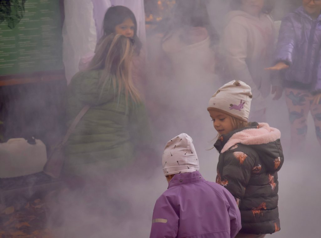 Beköszöntött Makón halloween éjszakája. A Maros-parti Lombkoronasétánynál várták közös vidám borzongásra a családokat. Fotó: Jeszenszky Zoltán