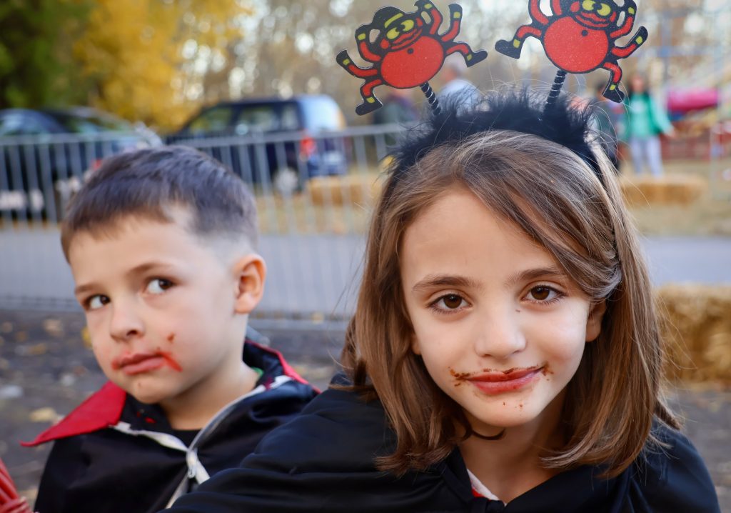 Beköszöntött Makón halloween éjszakája. A Maros-parti Lombkoronasétánynál várták közös vidám borzongásra a családokat. Fotó: Jeszenszky Zoltán