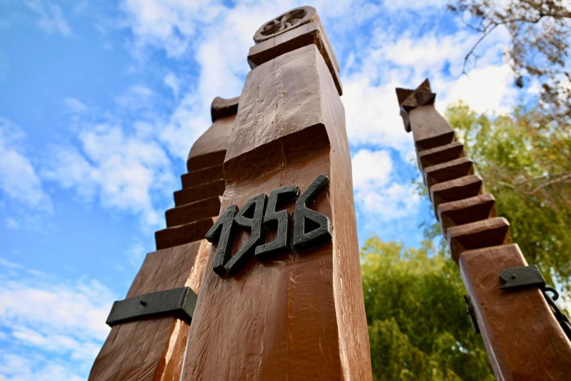 Makón koszorúzott Lázár János. A Csanád vezér tári kopjafáknál hajtott fejet az 1956-os forradalom és szabadságharc hősei előtt. Fotó forrása: Lázár János facebook-oldala