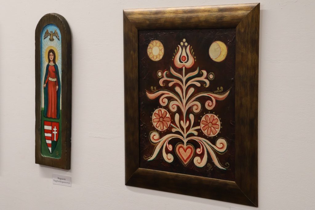 Bárdi Andrea és Lőrincz Mária Magdolna kiállítása, Angyalok, őrzők, segítők című tárlat, Makó, József Attila Városi Könyvtár, fotó: Jeszenszky Zoltán