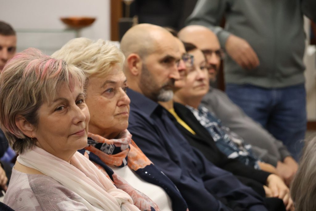 Bárdi Andrea és Lőrincz Mária Magdolna kiállítása, Angyalok, őrzők, segítők című tárlat, Makó, József Attila Városi Könyvtár, fotó: Jeszenszky Zoltán