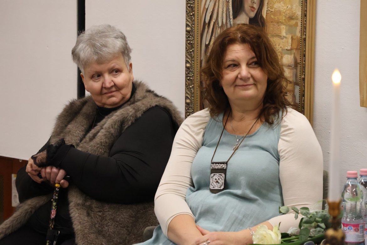 Bárdi Andrea és Lőrincz Mária Magdolna kiállítása, Angyalok, őrzők, segítők című tárlat, Makó, József Attila Városi Könyvtár, fotó: Jeszenszky Zoltán