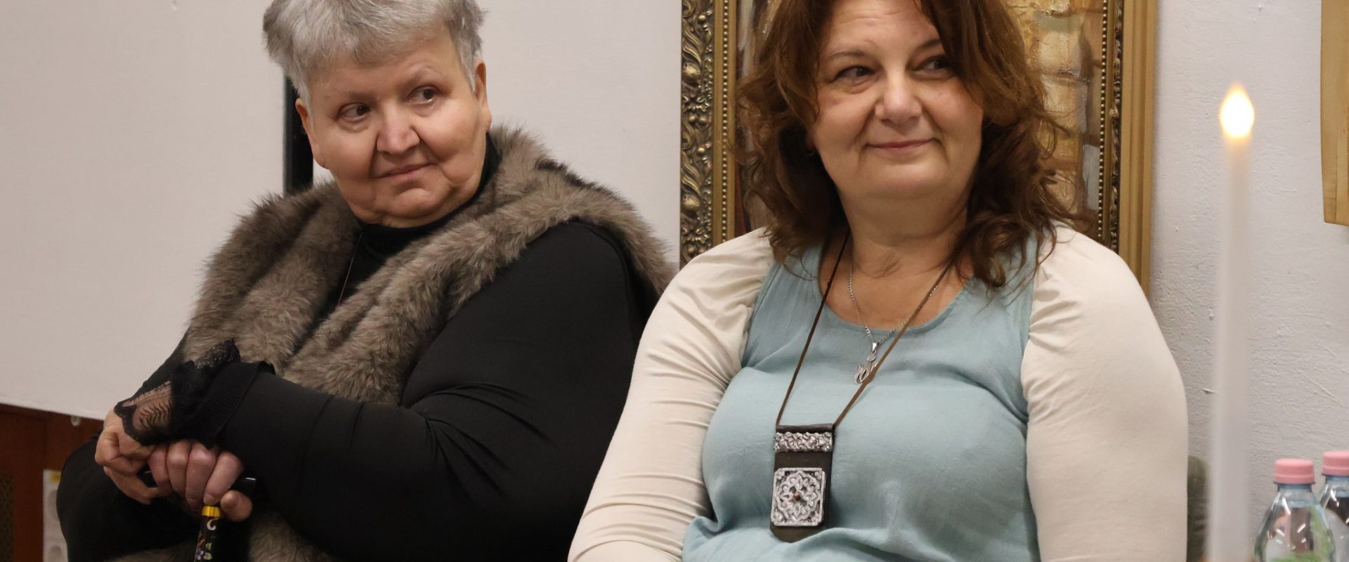 Bárdi Andrea és Lőrincz Mária Magdolna kiállítása, Angyalok, őrzők, segítők című tárlat, Makó, József Attila Városi Könyvtár, fotó: Jeszenszky Zoltán