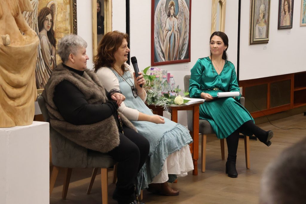 Bárdi Andrea és Lőrincz Mária Magdolna kiállítása, Angyalok, őrzők, segítők című tárlat, Makó, József Attila Városi Könyvtár, fotó: Jeszenszky Zoltán