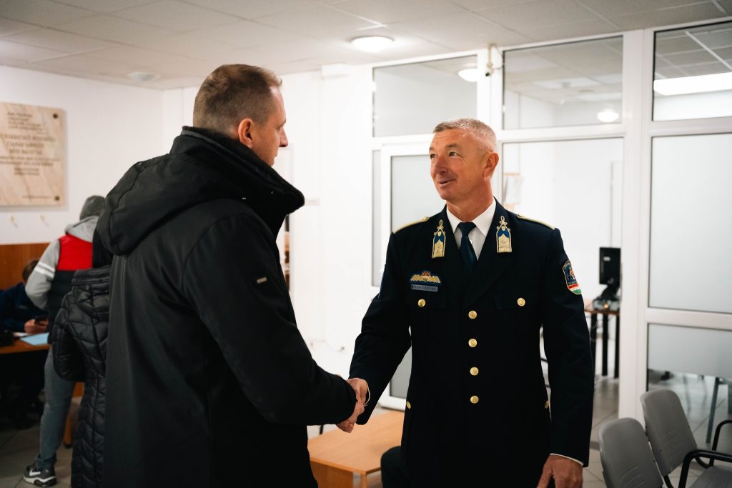 A városi rendőrkapitányság rendezvényén Farkas Éva Erzsébet, Makó polgármestere, Czirbus Gábor alpolgármester társaságában tájékozódott a járás közbiztonsági és bűnügyi helyzetéről. Fotó: Czirbus Gábor Facebook-oldala