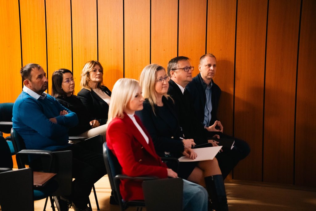 A városi rendőrkapitányság rendezvényén Farkas Éva Erzsébet, Makó polgármestere, Czirbus Gábor alpolgármester társaságában tájékozódott a járás közbiztonsági és bűnügyi helyzetéről. Fotó: Czirbus Gábor Facebook-oldala