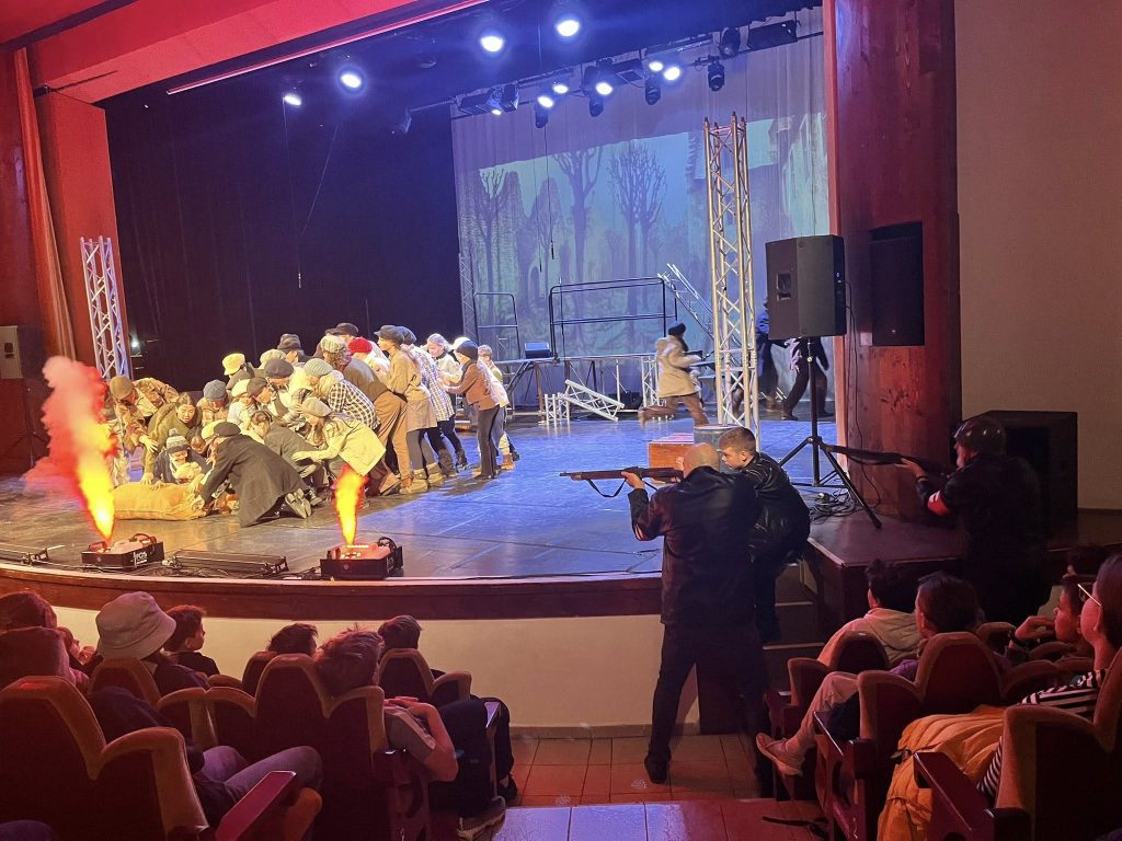 A Deszki Musical Csoport, a Valahol Európában című darabot hozták a Hagymaház színpadára. Fotó: Nagy Dóra