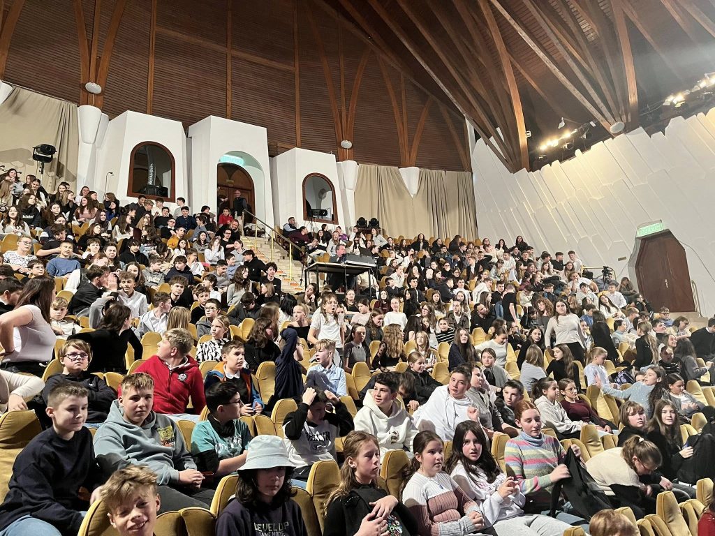 A Deszki Musical Csoport, a Valahol Európában című darabot hozták a Hagymaház színpadára. Fotó: Nagy Dóra