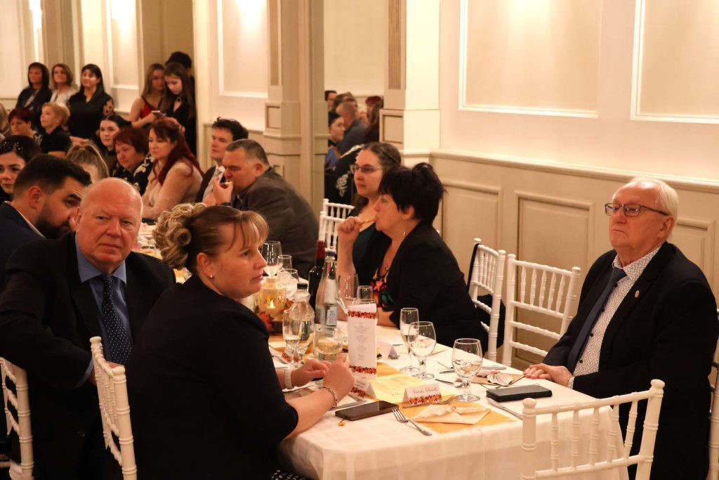 Makói Általános Iskola, Almabál, jótékonyság