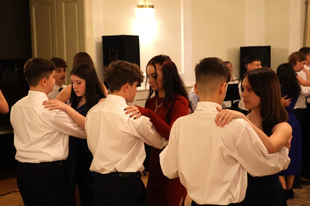 Makói Általános Iskola, Almabál, jótékonyság