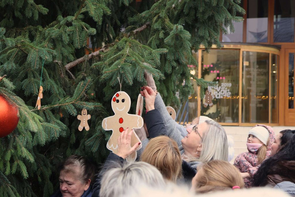 város fája, közös díszítés, óvodások