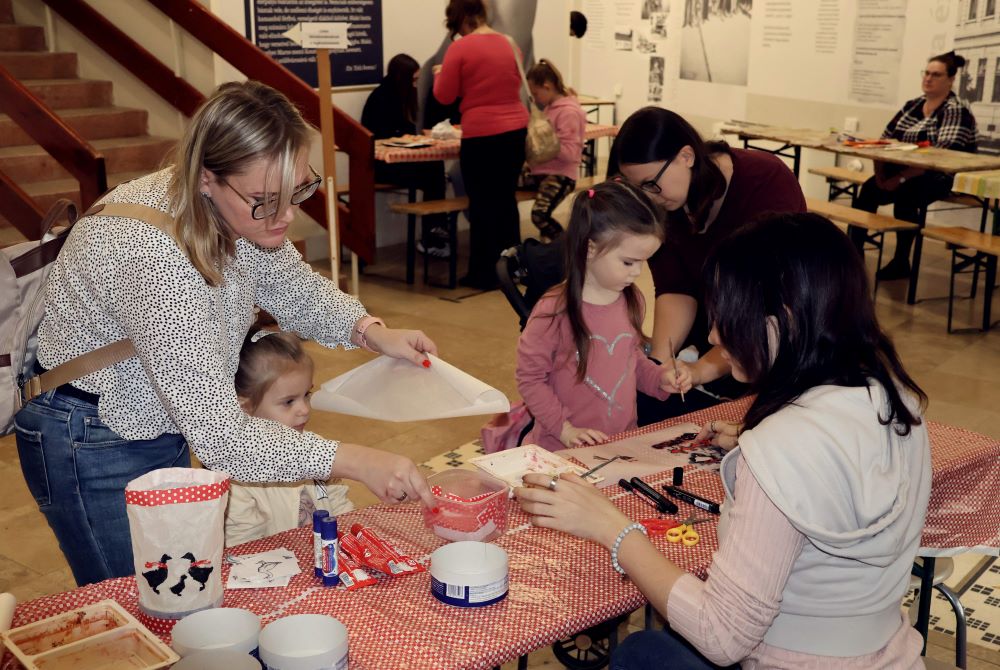 Jó hangulattal, libazsíros kenyérrel, Márton-napi kvízjátékkal várta a József Attila Múzeum szombaton a gyermekes családokat. Fotó: Jeszenszky Zoltán