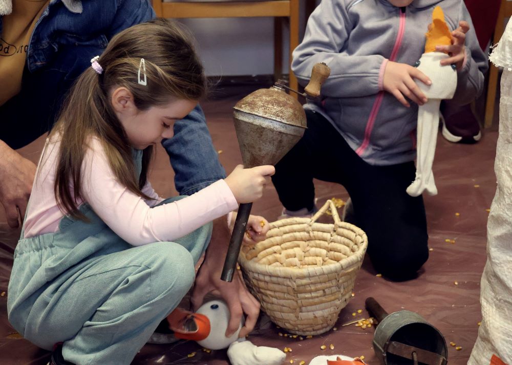 Jó hangulattal, libazsíros kenyérrel, Márton-napi kvízjátékkal várta a József Attila Múzeum szombaton a gyermekes családokat. Fotó: Jeszenszky Zoltán