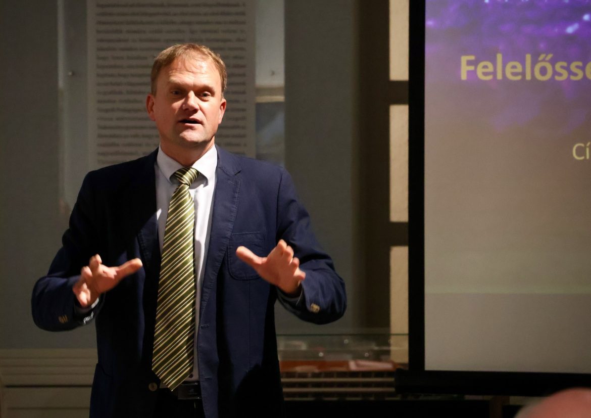 Sipos József növényorvos előadása Makón, a Korona Kulturális Szalonban. Fotó: Jeszenszky Zoltán