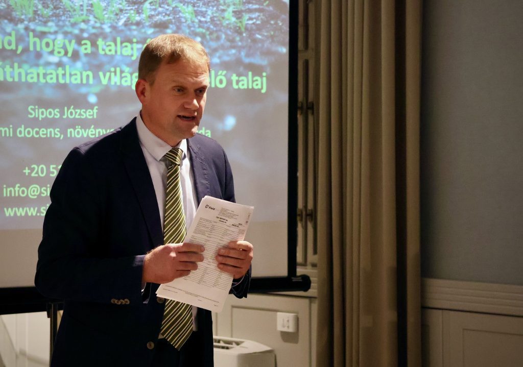 Sipos József növényorvos előadása Makón, a Korona Kulturális Szalonban. Fotó: Jeszenszky Zoltán