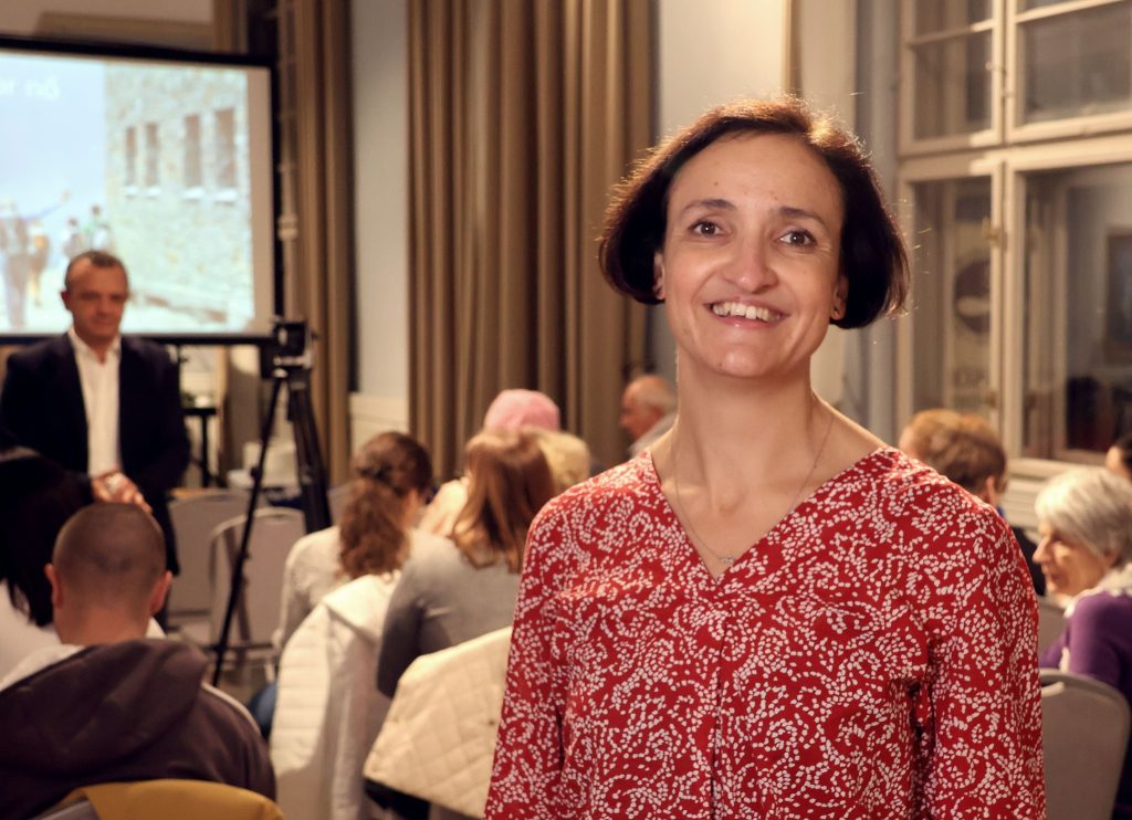 Sterczer Hilda, Erőss Zsolt hegymászó özvegye, Makó, Korona Kulturális Szalon