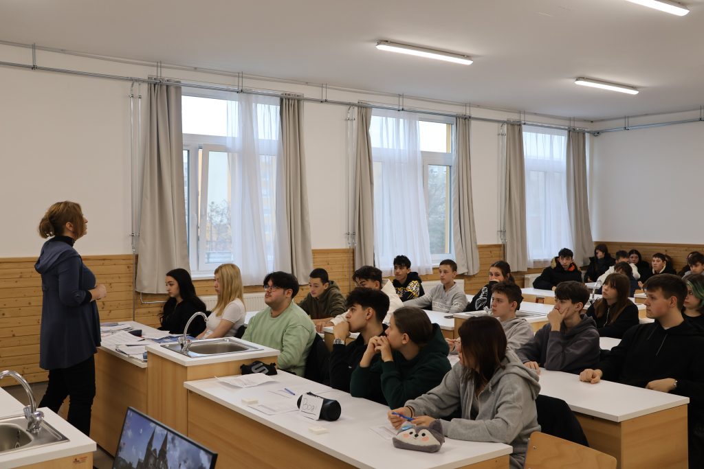 JUGYU, nyílt órák, Aszódiné Pernye Szilvia