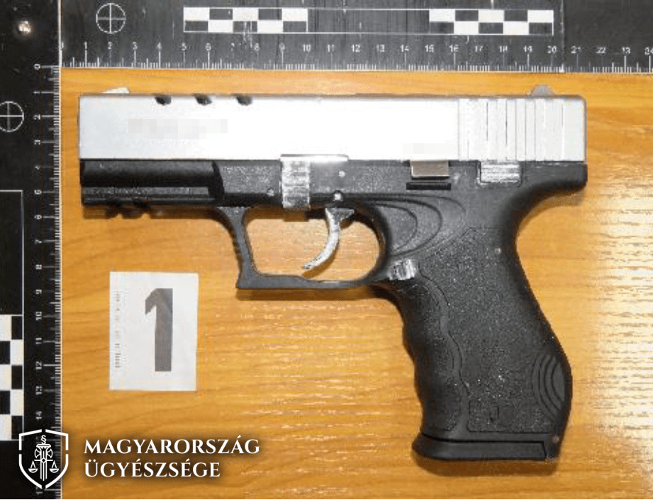 A vám- és pénzügyőrök egy működőképes, az élet kioltására is alkalmas lőfegyverré alakított riasztópisztolyt találtak a svéd férfi oldaltáskájában. Fotó: ügyészség