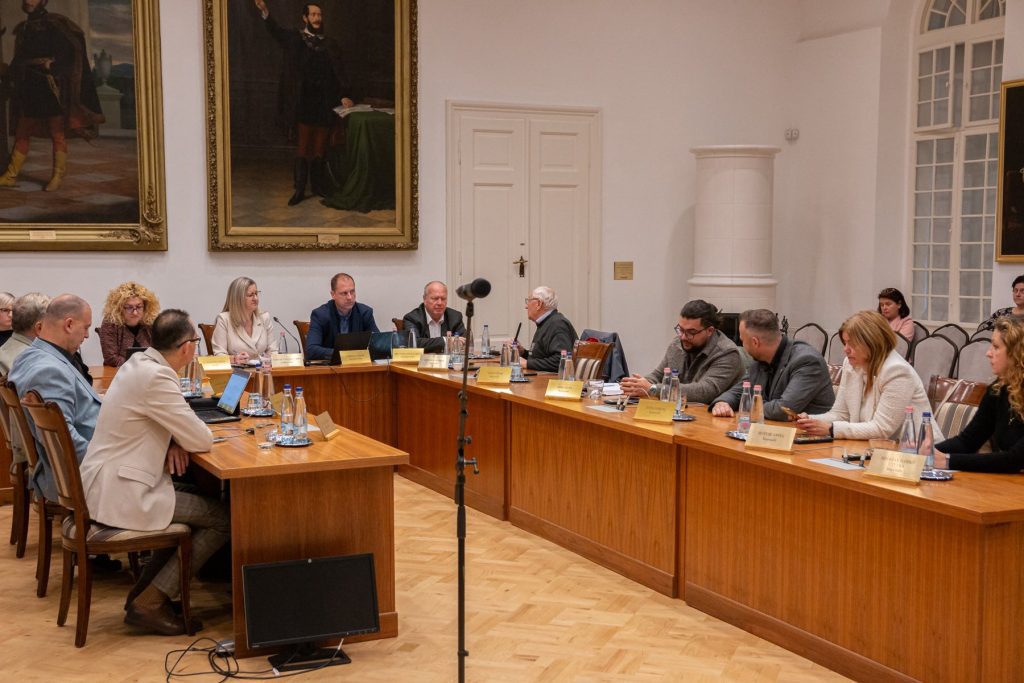 A Versenyképes Járások Programban Makó Kiszombor és Magyarcsanád önkormányzatával közös konzorciumot hoz létre.