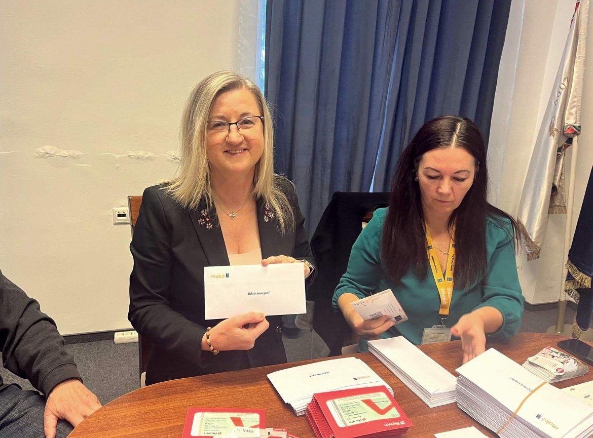 Hamarosan kézhez kapják a makói nyugdíjasok a vásárlási utalványokat. Fotó: Nagy Dóra