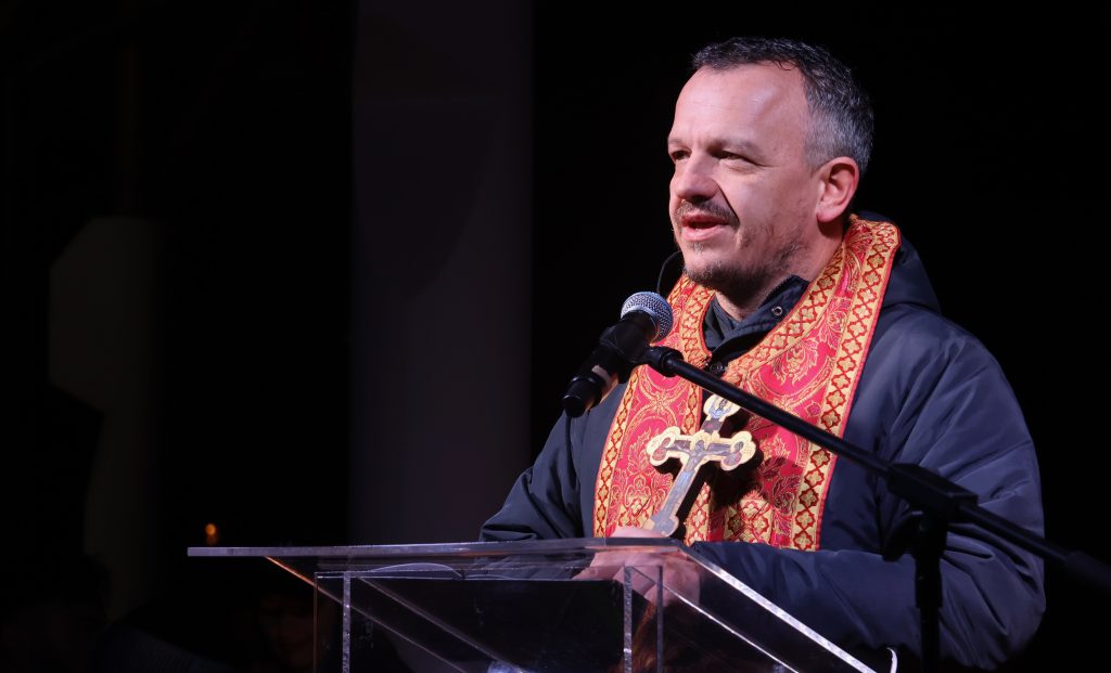 Bíró István görögkatolikus parókus, adventi gyertyagyújtás, Makó, 2025. december 14. Fotó: Jeszenszky Zoltán