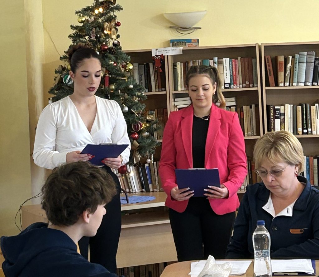 Eötvös József Technikum diákjai a vásárhelyi nyugdíjas lakóparkban. Fotó: HSZC Eötvös József Technikum