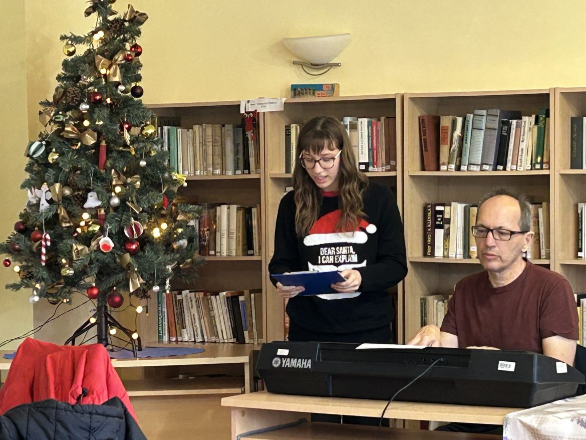 Eötvös József Technikum diákjai a vásárhelyi nyugdíjas lakóparkban. Fotó: HSZC Eötvös József Technikum