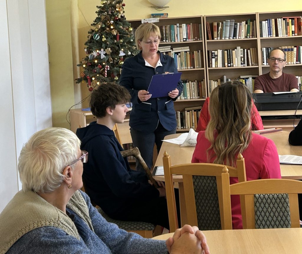 Eötvös József Technikum diákjai a vásárhelyi nyugdíjas lakóparkban. Fotó: HSZC Eötvös József Technikum