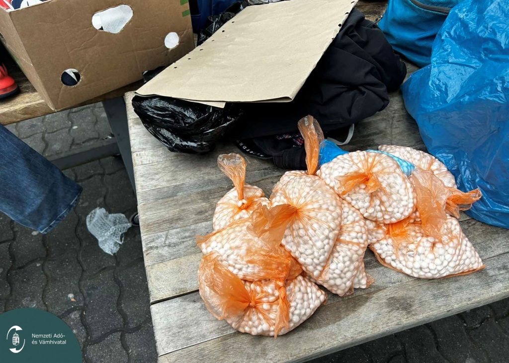 Csaknem hét kilogramm, összesen 14 zacskó pirulát, találtak a röszkei pénzügyőrök egy cseh sofőrnél és három útitársánál Röszkén. Fotó: NAV 