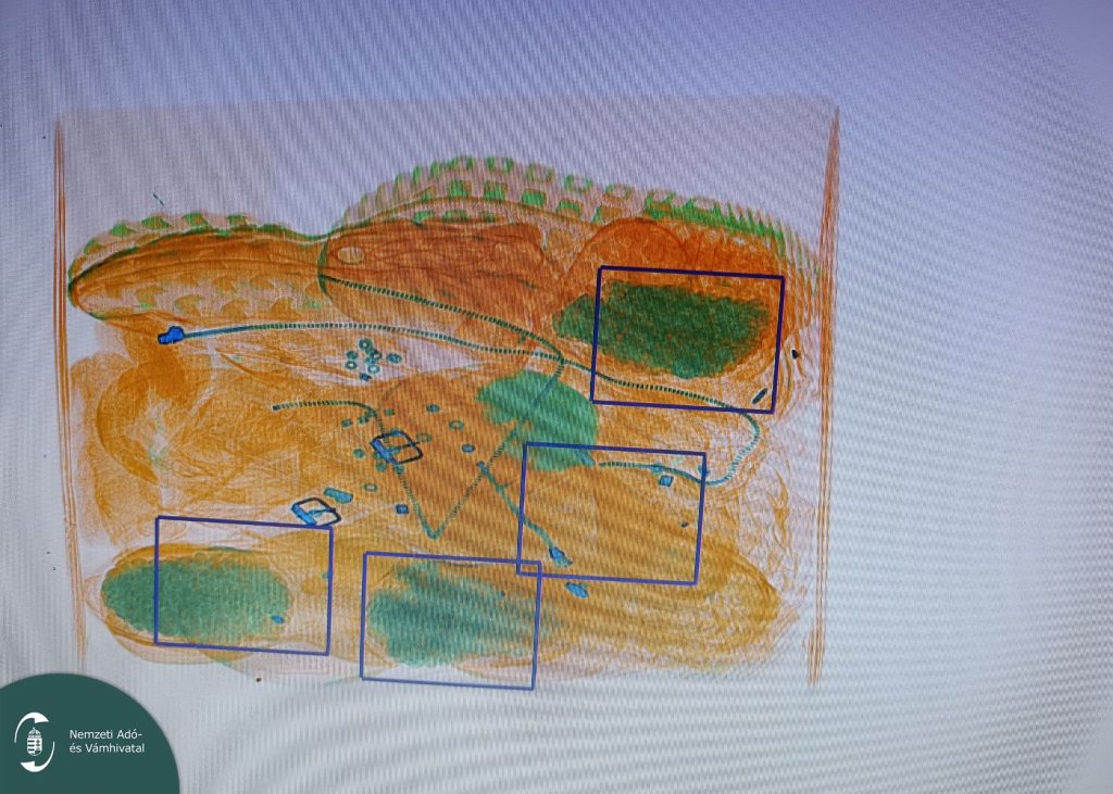 Csaknem hét kilogramm, összesen 14 zacskó pirulát, találtak a röszkei pénzügyőrök egy cseh sofőrnél és három útitársánál Röszkén. Fotó: NAV