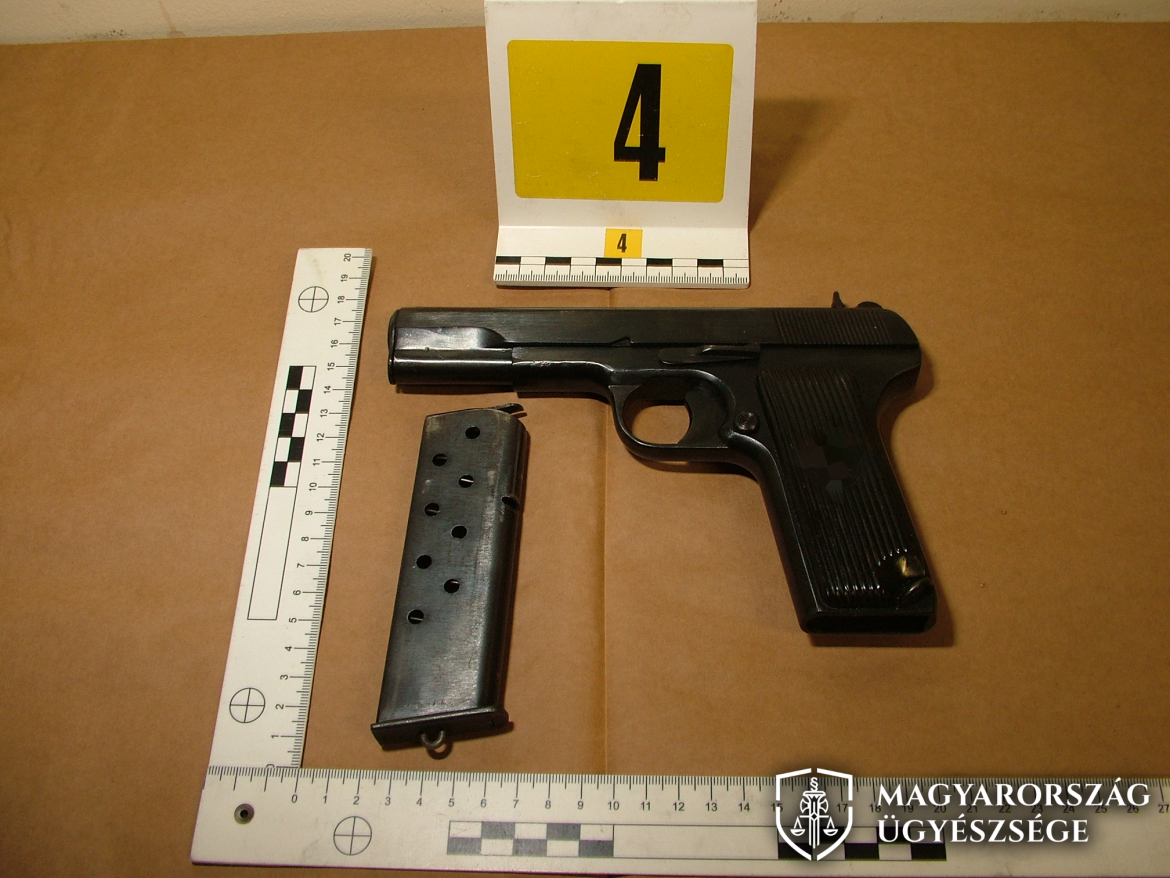 chipses zacskók, pisztoly, fotó: ügyészség, Röszke