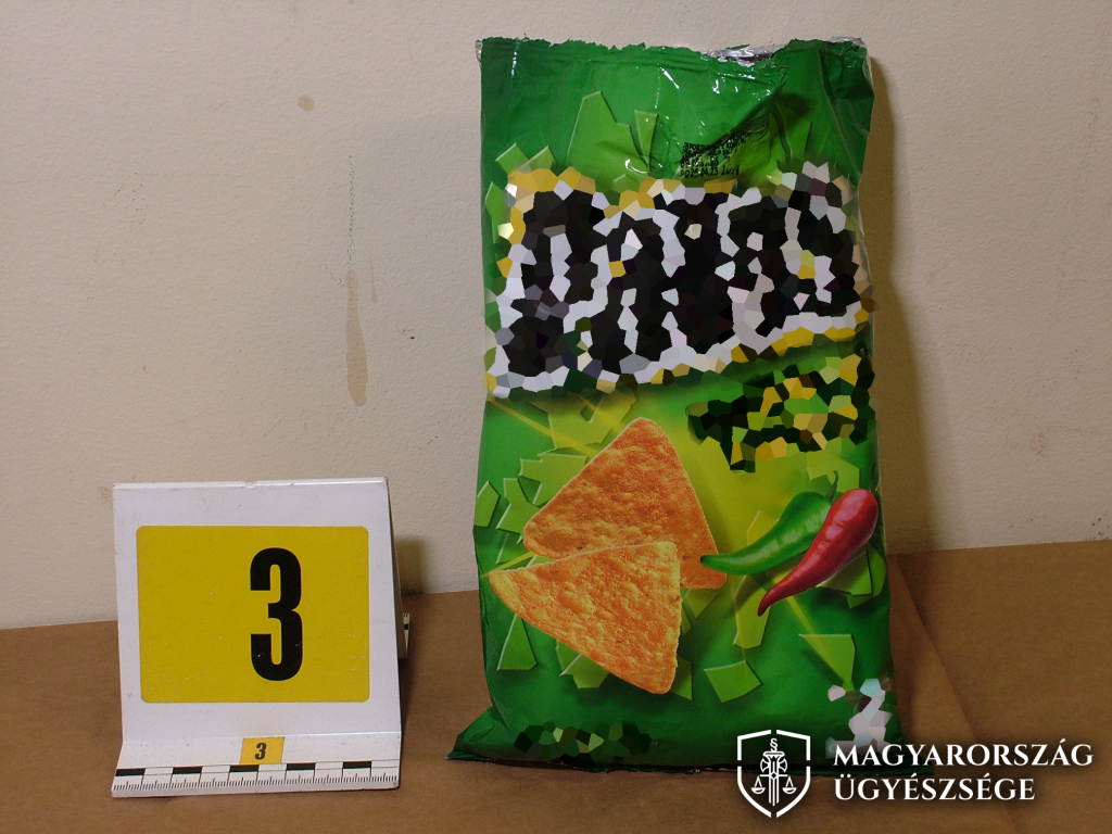 chipses zacskók, pisztoly, fotó: ügyészség, Röszke