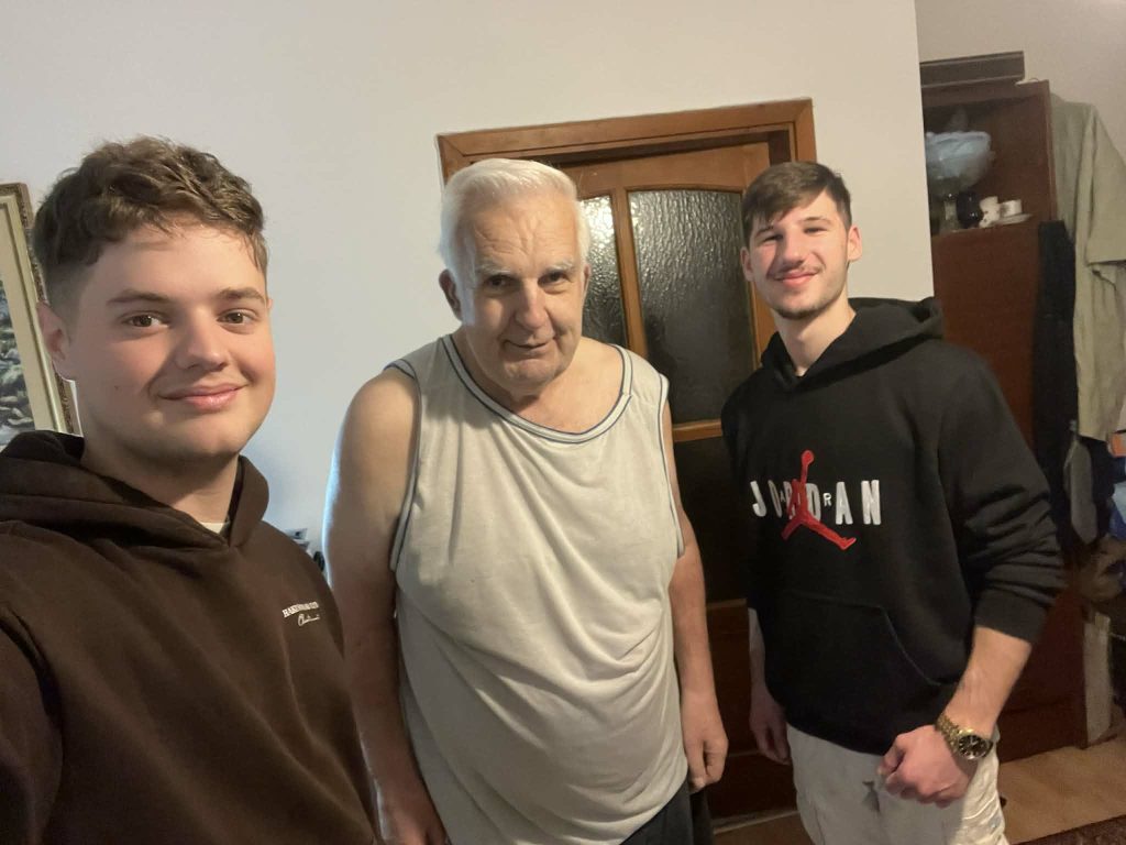 A HSZC Eötvös József Technikum 13. B osztályos fodrász tanulói 2025. december 15-én jószolgálati tevékenység keretében ellátogattak a hódmezővásárhelyi Nyugdíjas Lakóparkba.