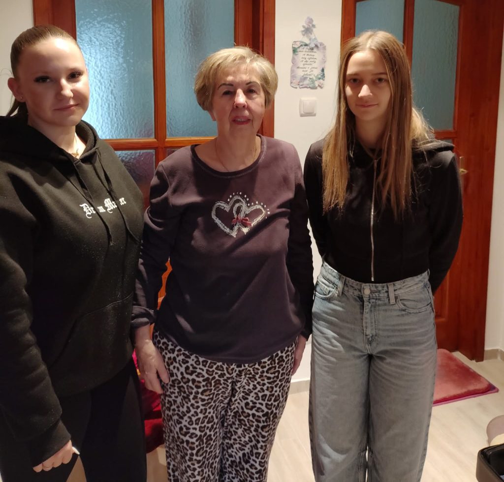 A HSZC Eötvös József Technikum 13. B osztályos fodrász tanulói 2025. december 15-én jószolgálati tevékenység keretében ellátogattak a hódmezővásárhelyi Nyugdíjas Lakóparkba.