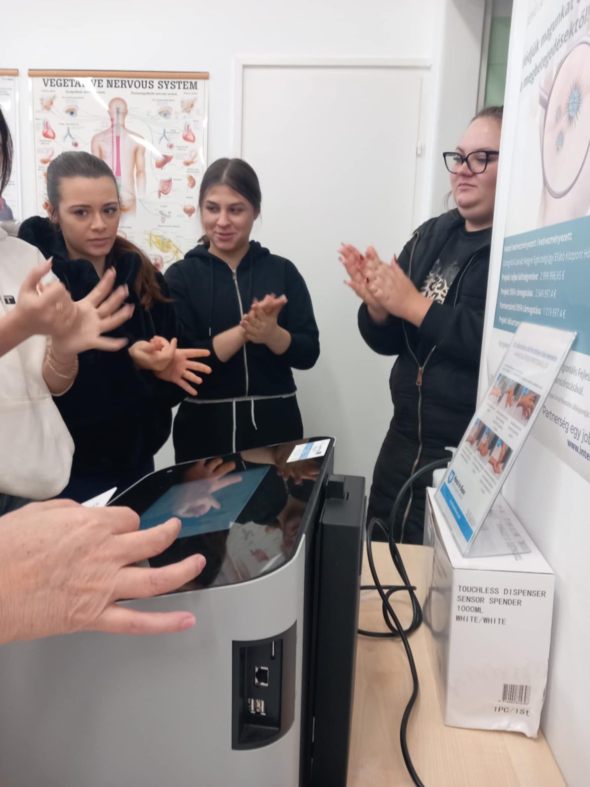 szakmai_workshop_Eötvös01 Eötvös-technikum diákjai a hódmezővásárhelyi Erzsébet kórházban. Fotó: HSZC Eötvös József Technikum