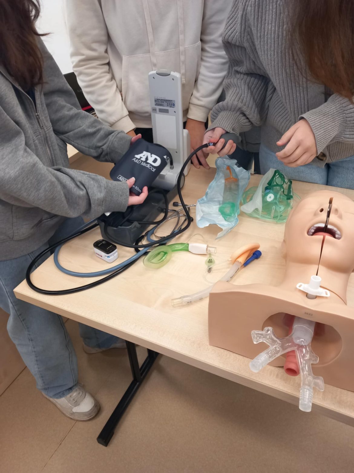 szakmai_workshop_Eötvös05 Eötvös-technikum diákjai a hódmezővásárhelyi Erzsébet kórházban. Fotó: HSZC Eötvös József Technikum