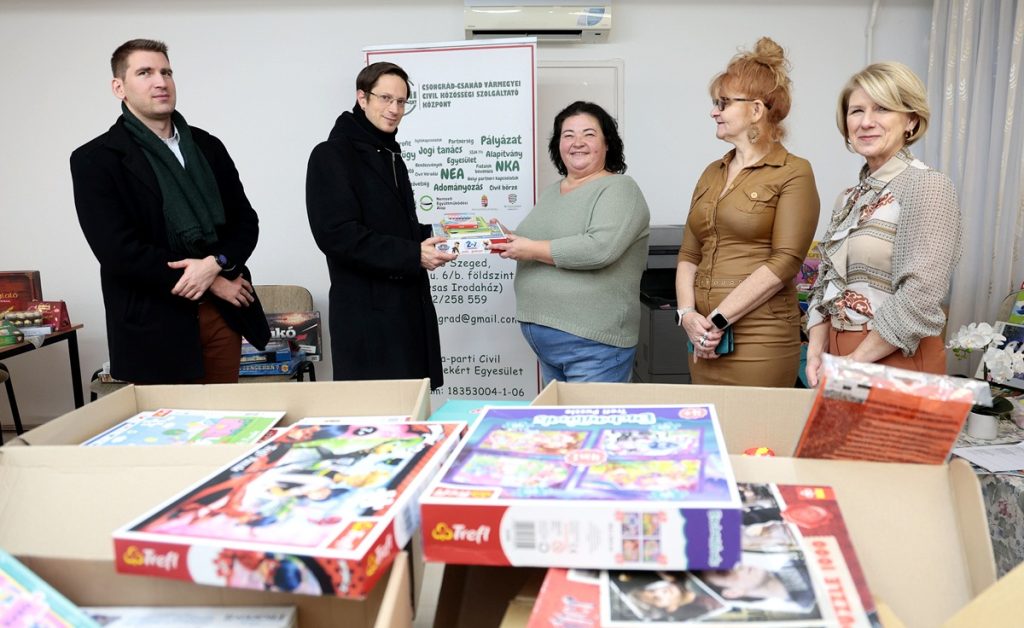 A Csongrád-Csanád Vármegyei Civil Közösségi Szolgáltató Központ és a Délvidék ház közösen meghirdetett adománygyűjtő akciója. Fotó: Csongrád-Csanád Vármegyei Civil Közösségi Szolgáltató Központ 