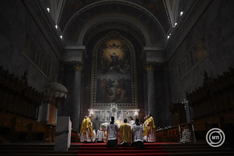 Erdő Péter bíboros, esztergom-budapesti érsek újévi szentmisét celebrál az esztergomi Nagyboldogasszony- és Szent Adalbert-főszékesegyházban 2026. január 1-jén. MTI/Bodnár Boglárka
