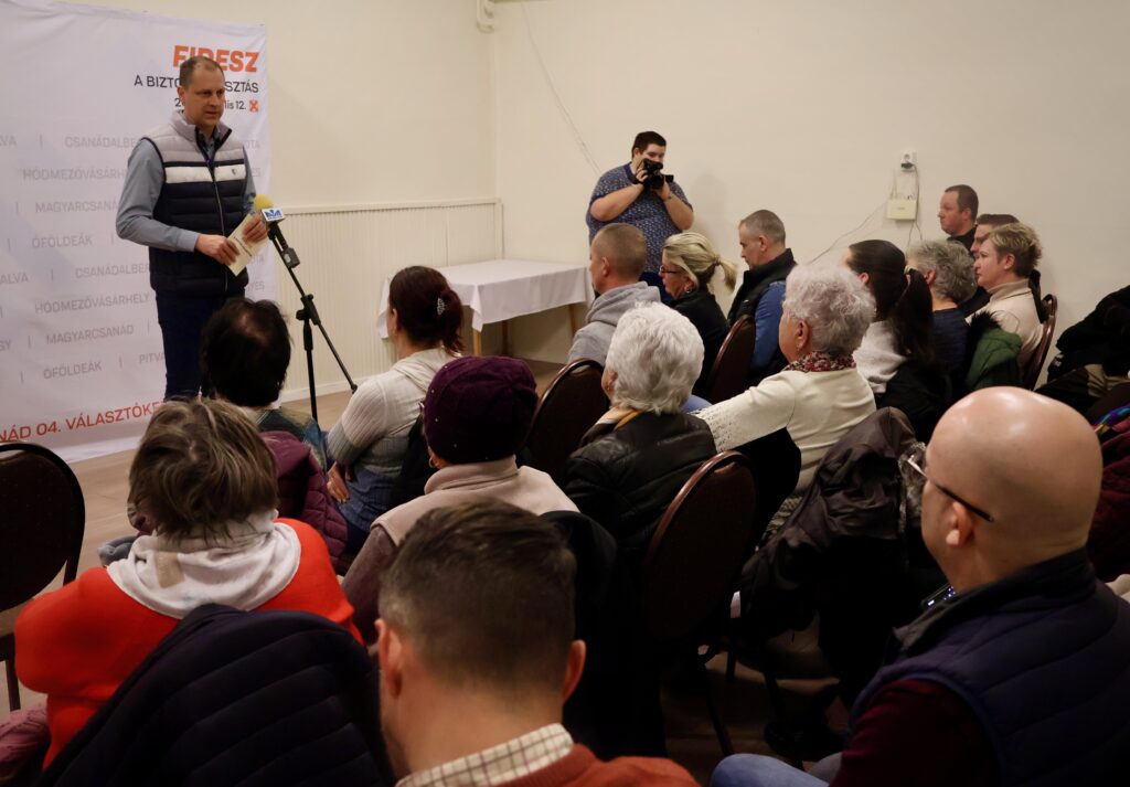Czirbus Gábor választási fóruma Óföldeákon. Fotó: Jeszenszky Zoltán